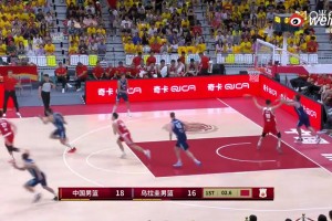 中国男篮vs乌拉圭！赵继伟和对手有小冲突！互相推搡！